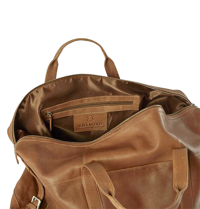 Weekendtaske i brunt læder med lille lynlås lomme indeni