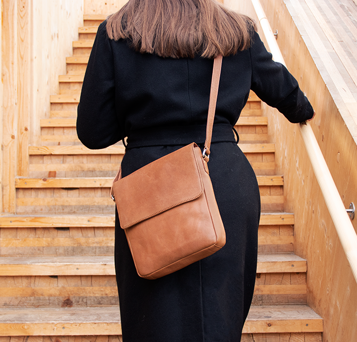 Enkel skuldertaske i brun til dame kan bruges som crossbody taske  
