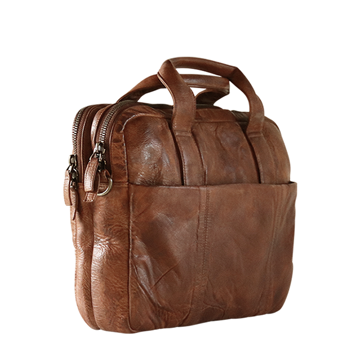 Stor computertaske i brunt læder med lomme foran