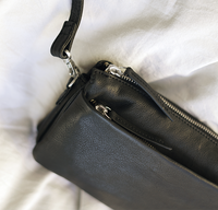 Lille sort clutch til damer blød skuldertaske i læder god som crossbody