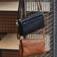 Skuldertaske i sort klassisk læder bæredygtig crossbody taske