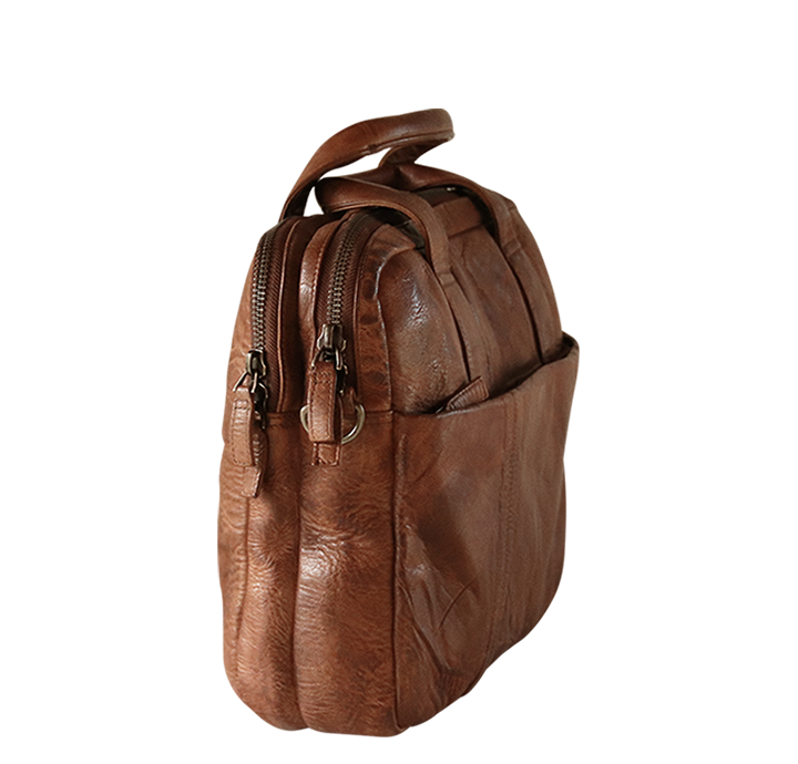 Stor computertaske i brunt læder med to store lynlås lommer