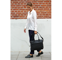 Skuldertaske i sort læder til dame med lang skulderrem til crossbody