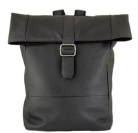 Sort rygsæk i læder med spændeluk foran 