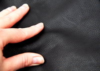 Vegetabilsk garvet sort læder med naturlig struktur 
