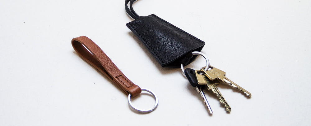 Kort nøglering i læder nøglering med hus til herrer og damer