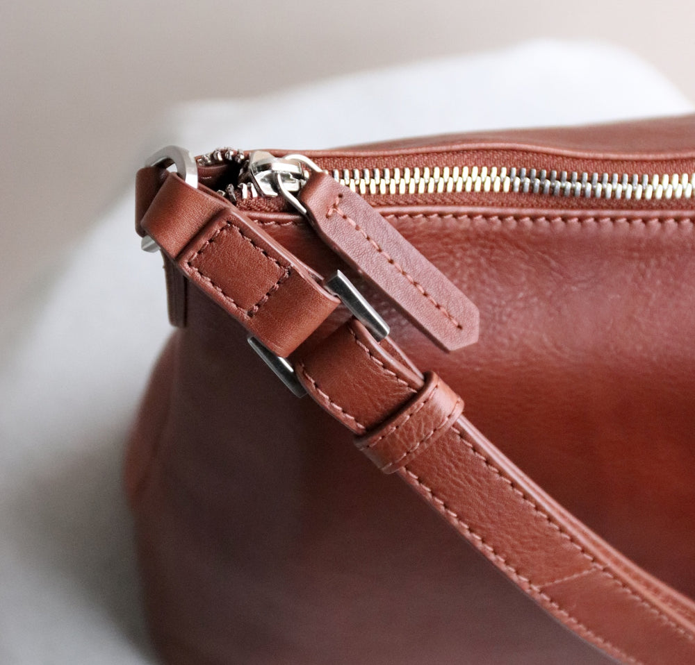 Prado - Stilren skuldertaske i brunt læder