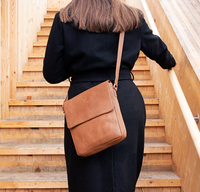 Enkel skuldertaske i brun til dame kan bruges som crossbody taske  