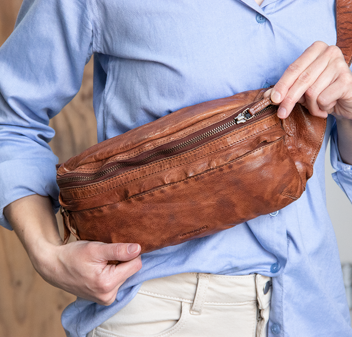 Bowling investering høg Bæltetaske i læder, brun -795kr. – BIRKMOND