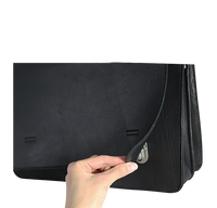 Stor taske til computer med spændeluk i sort læder med naturlig struktur