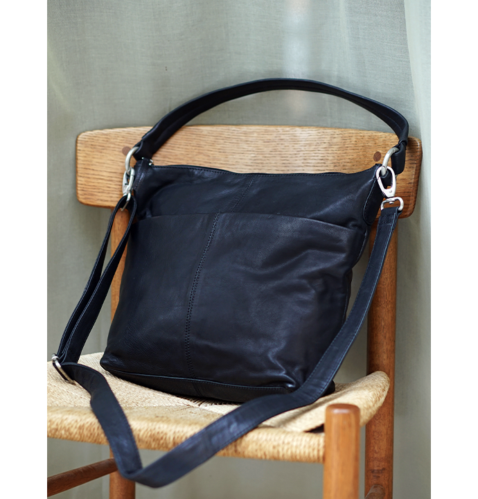 Skuldertaske i naturligt sort læder dametaske i høj kvalitet god til arbejde og hverdag