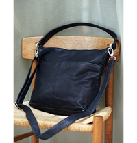 Skuldertaske i naturligt sort læder dametaske i høj kvalitet god til arbejde og hverdag