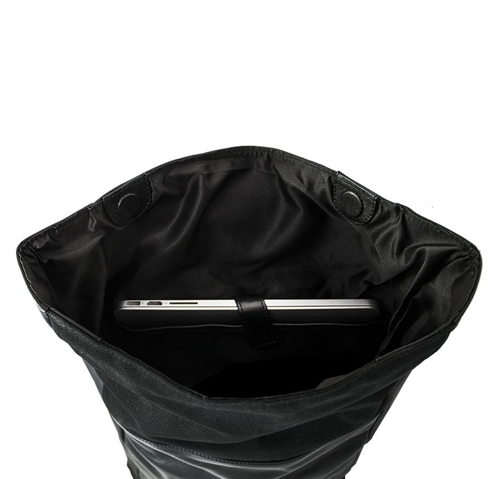 Stor rygsæk i sort læder med lomme til computer 