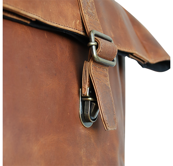 Taske i rustik brun læder med spændeluk 