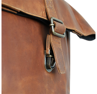 Taske i rustik brun læder med spændeluk 