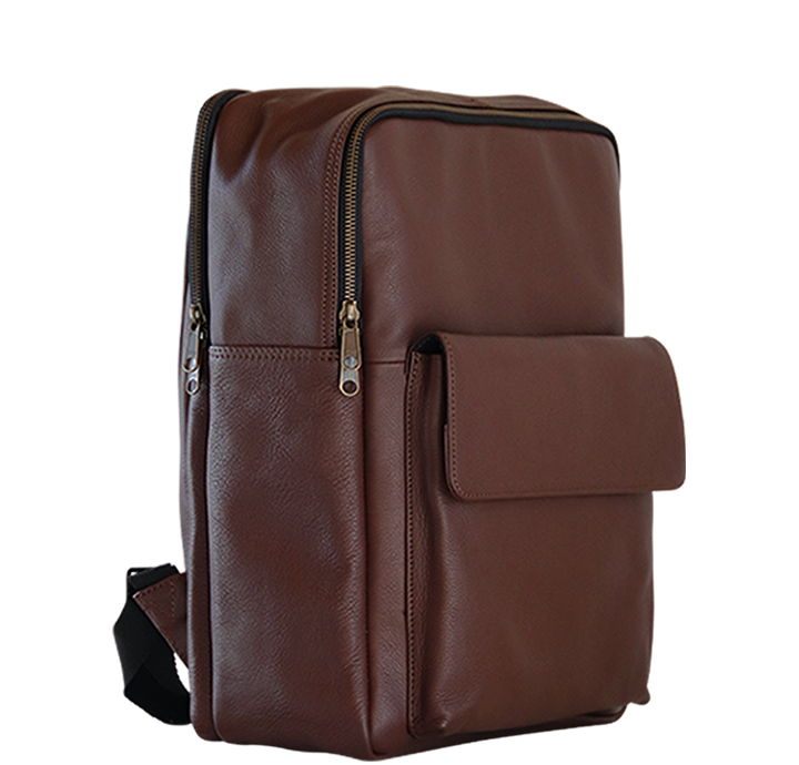 Firkantet rygsæk i brunt læder med lynlåsluk og lomme foran