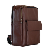Firkantet rygsæk i brunt læder med lynlåsluk og lomme foran