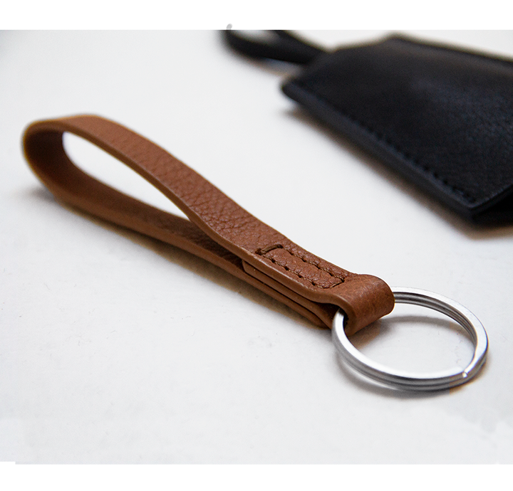 Enkel nøglering i læder med kort rem i brun