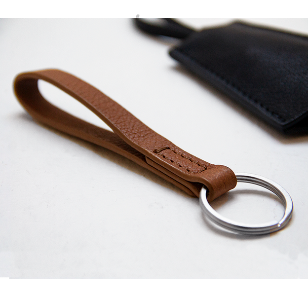 Enkel nøglering i læder med kort rem i brun
