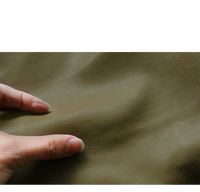Vegetabilsk garvet læder med naturlig struktur i olivengrøn