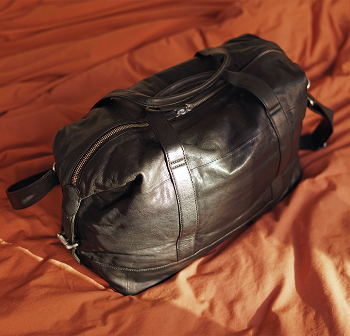 Rummelig rejsetaske i sort læder bæredygtig weekendtaske til herre og dame 