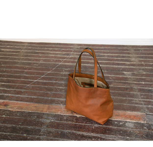 Stor dametaske i brunt læder med lynlås lomme