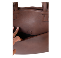 Mørkebrun lædertaske med lomme og magnetluk foran