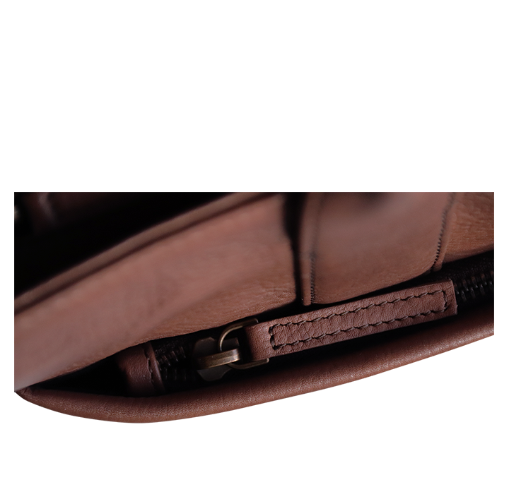 Mørkebrun skuldertaske i læder med forlomme og lynlåsluk