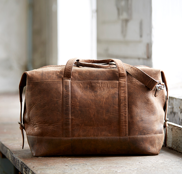 Stor weekendtaske med forlomme i brunt læder med rustikt udtryk