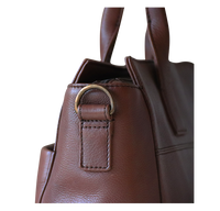 Brun lædertaske med lang skulderrem og mulighed for crossbody