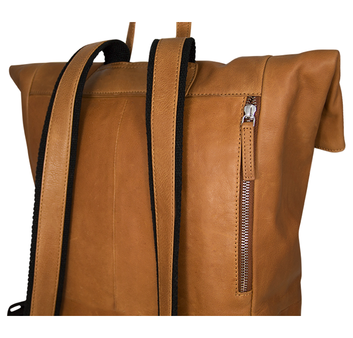 Rygsæk i brunt læder med læderstropper og lille lomme bagpå