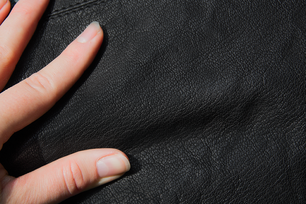 Vintage sort bæredygtigt skind bæltetaske god til hverdag  
