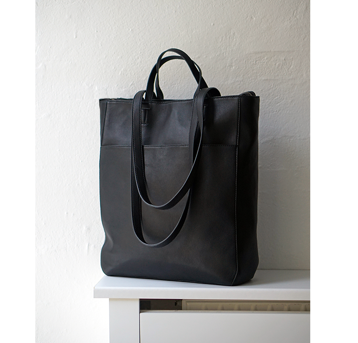 Stor computertaske dame sort skind arbejdstaske i bæredygtigt læder 
