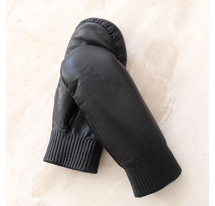 Luffer i sort lammeskind med plysfor og elastik bånd 