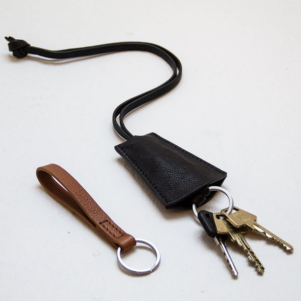 Nøgleringe i læder kort og lang med hus brun og sort