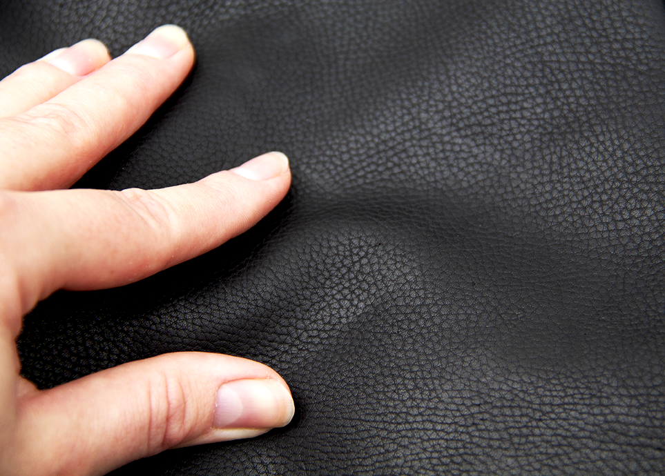 Bæredygtigt sort skind lille pung kortholder i naturligt læder 