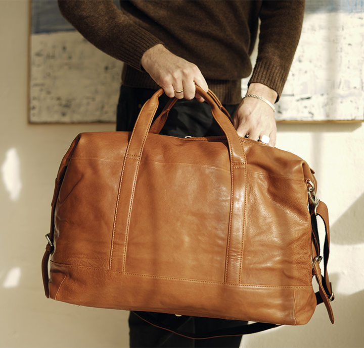 Rejsetaske i brunt læder med læderhanke 